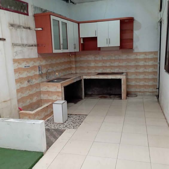 Dapur luas dengan kitchen set atas